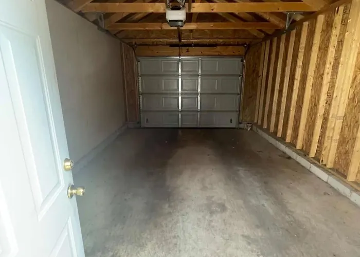 The Skyline - 3 Bedroom Garage *